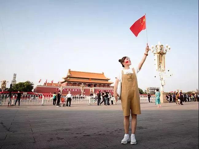于适开年刊封面大片曝光 变身浪漫春意少年